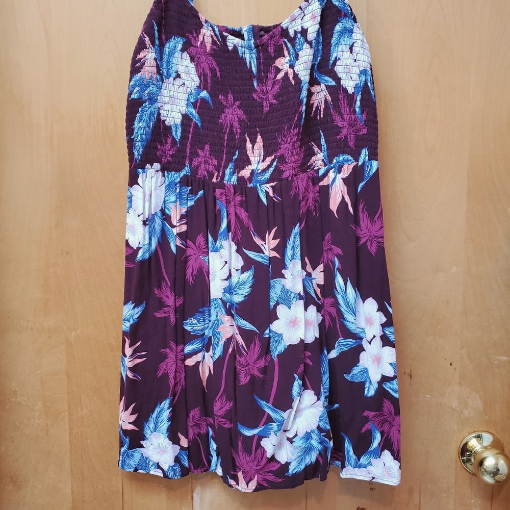 🟦 American Eagle Floral Keyhole Top